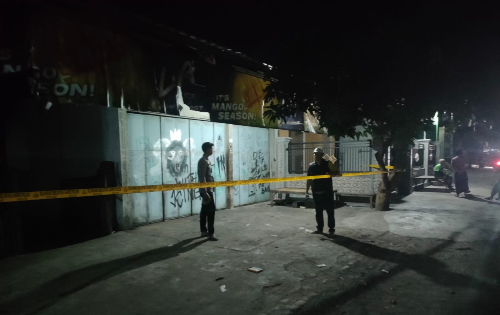 Petugas kepolisian memasang garis polisi di lokasi perkelahian bersenjata tajam di depan bengkel motor, Dusun Jeblung, Desa Masaran, Kecamatan Banyuates, Kabupaten Sampang/Istimewa/Bn.