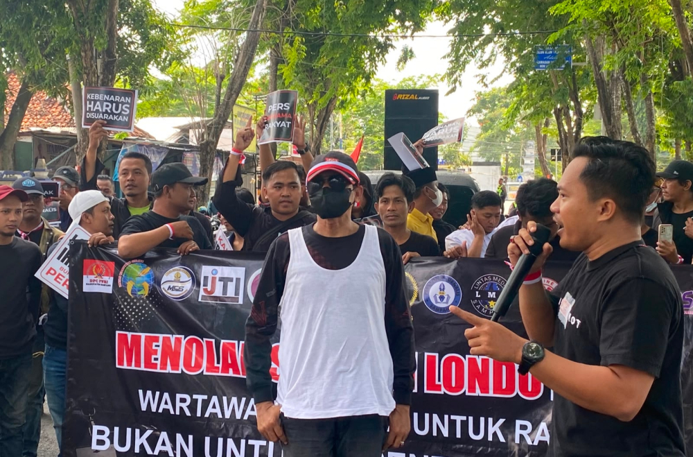 Koordinator aksi Hanggara Pratama Syahputra menyampaikan orasi dalam aksi damai insan pers di depan Gedung DPRD Kabupaten Sampang, Jum'at, 31 Juli 2026/Bn.