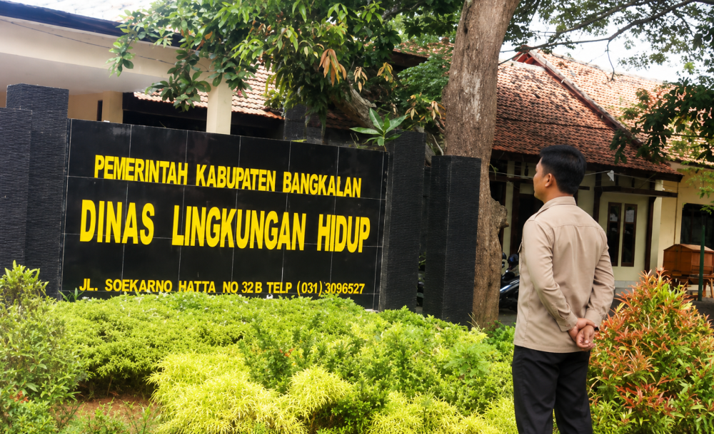 Warga berada di depan Kantor DLH Bangkalan yang akan melakukan sidak terkait dugaan pencemaran laut di Kwanyar Barat/Bn.