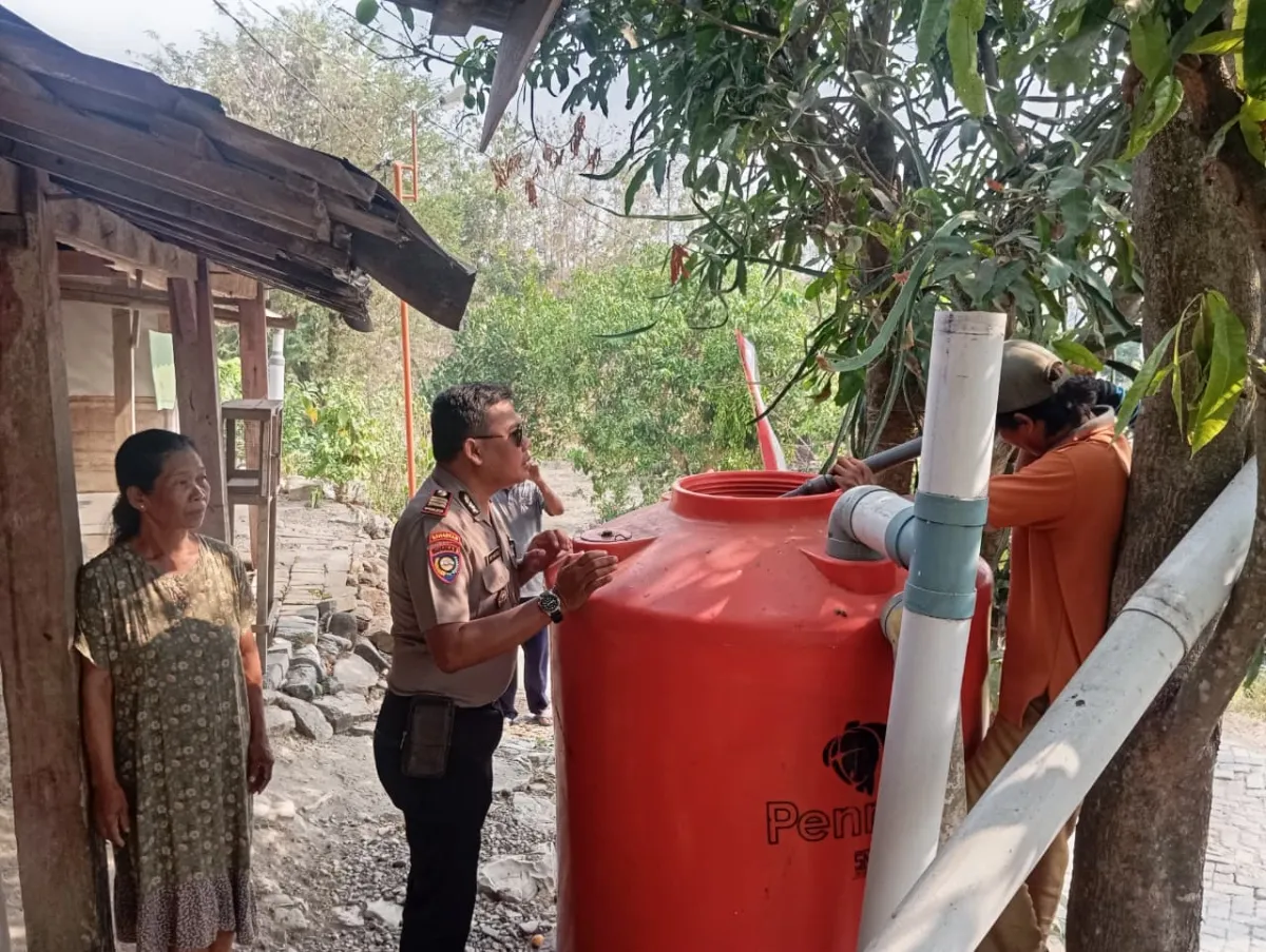 Polres Nganjuk Pasok 12 Ribu Liter Air Bersih ke Tiga Dusun Terdampak Kemarau