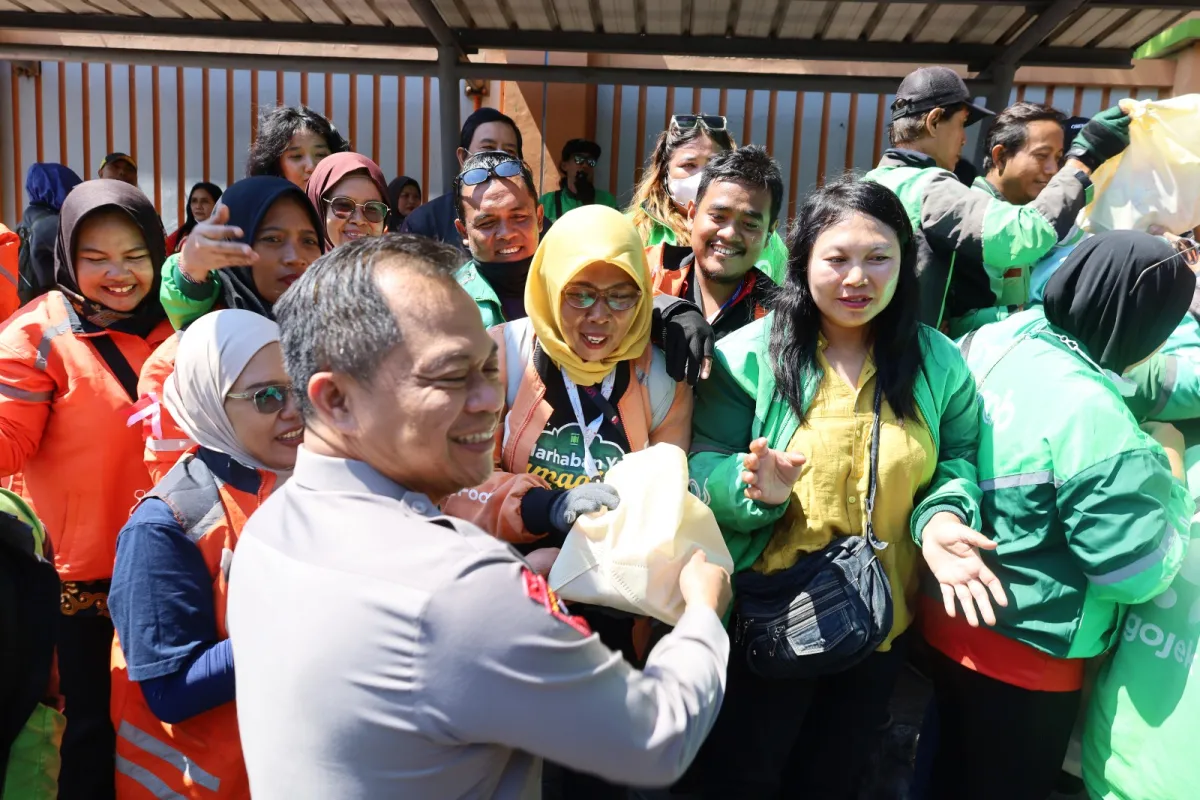 Kapolrestabes Surabaya Salurkan Ratusan Paket Sembako dalam Bakti Sosial Bersama Komunitas Ojol dan Warga Ambon