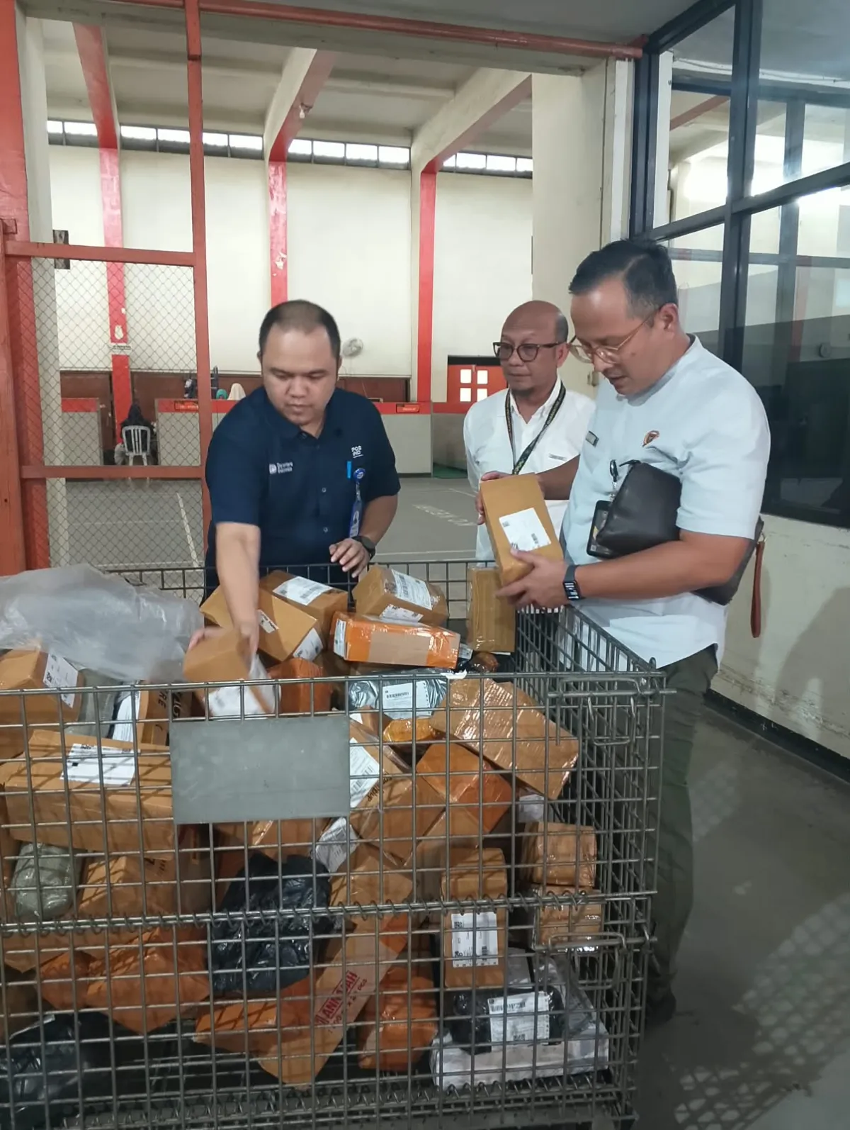 Karantina Jatim Perkuat Pengawasan Komoditas di Jalur Pos dan Bandara Dhoho