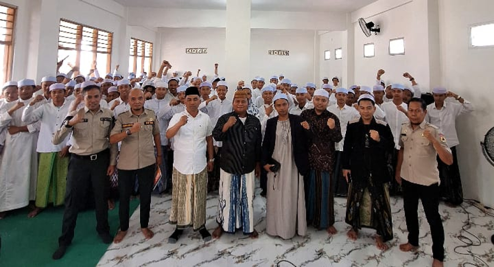 Ratusan santri Pondok Pesantren At-Taroqi bersama jajaran BPBD Sampang berfoto bersama usai mengikuti kegiatan Pesantren Tangguh Bencana atau PESTANA, Kamis (13/8/2026).