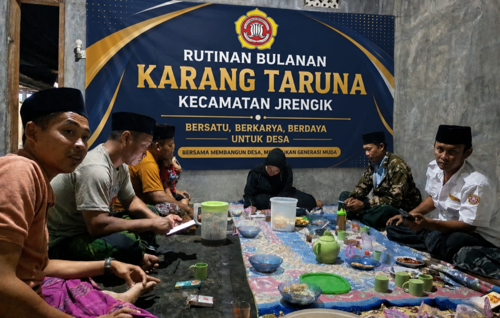 Kebersamaan pengurus Karang Taruna Kecamatan Jrengik bersama perwakilan Karang Taruna desa se-Kecamatan Jrengik saat menggelar pertemuan rutin di Desa Bancelok/Istimewa/Bn.