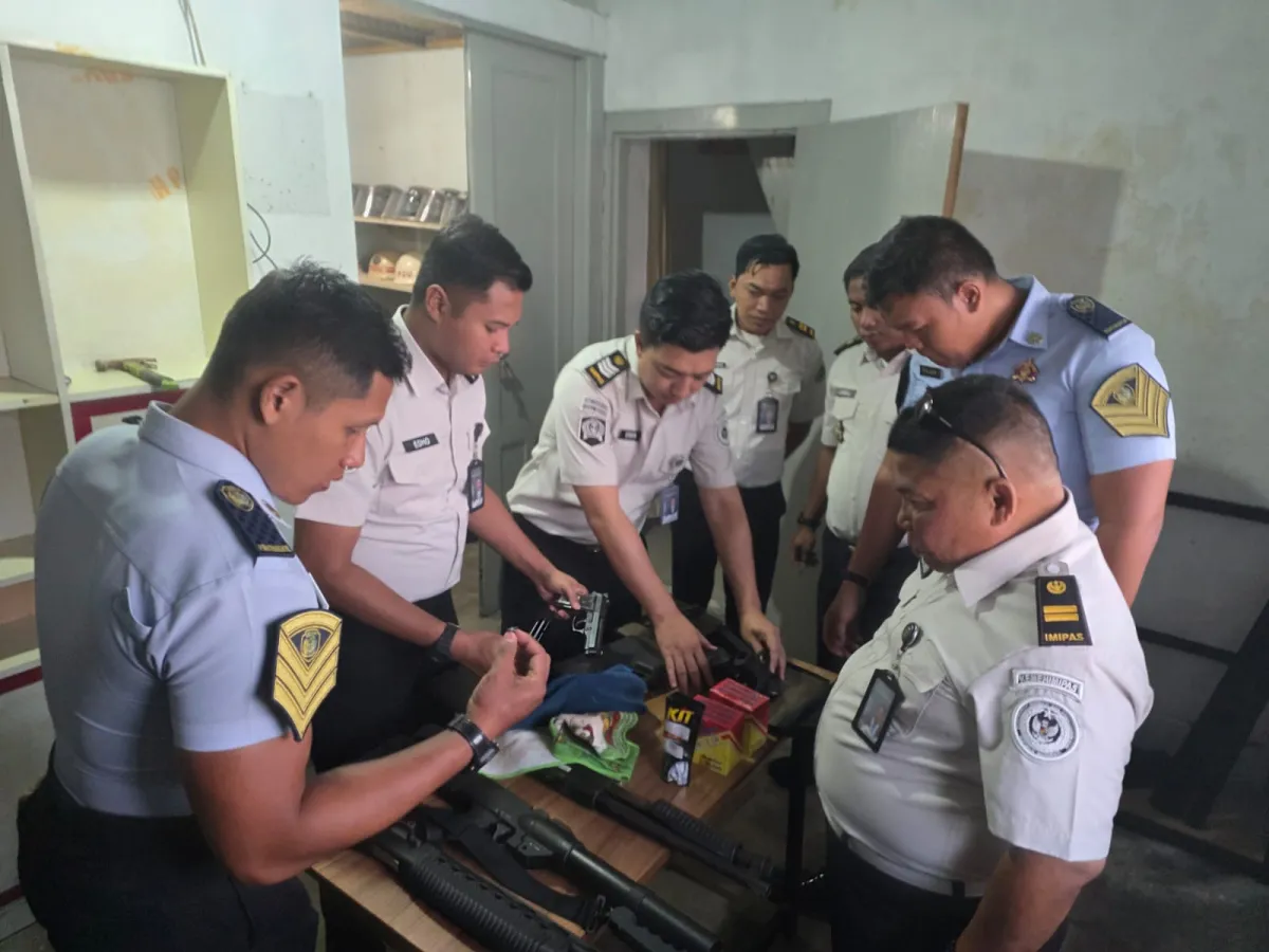 Cek dan Rawat Senjata Api, Lapas Kelas I Madiun Tingkatkan Kesiapsiagaan Pengamanan