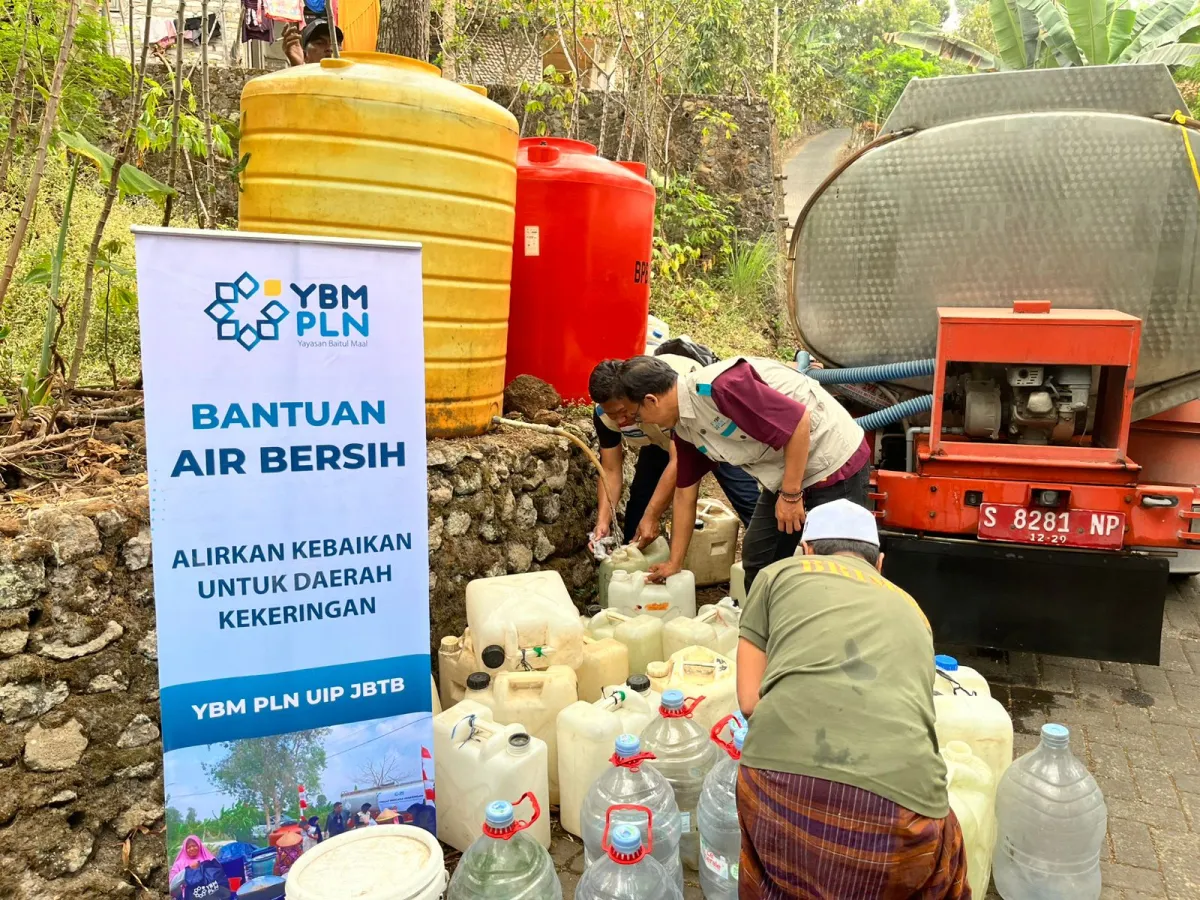 Kekeringan Meluas, YBM PLN UIP JBTB Salurkan 50 Ribu Liter Air Bersih ke Bondowoso dan Mojokerto