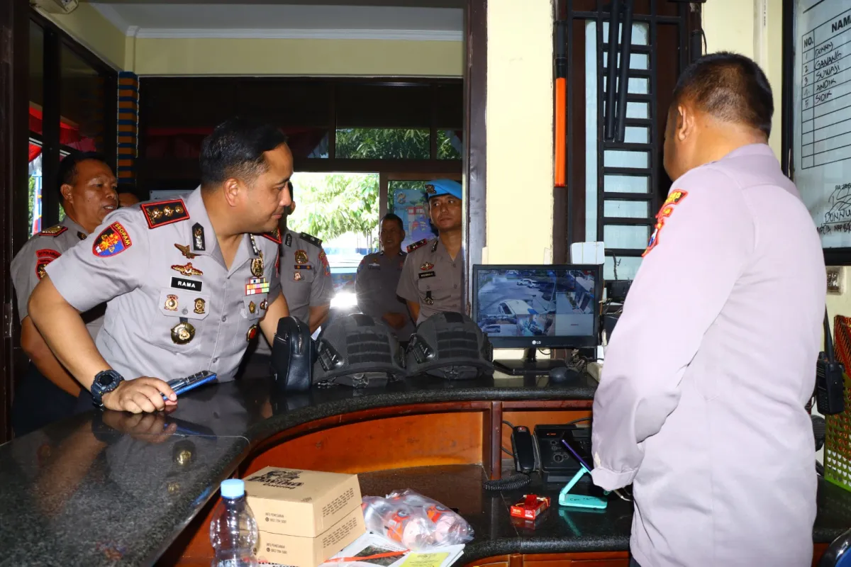 Pastikan Pelayanan Masyarakat Optimal, Kapolres Gresik Cek Polsek Jajaran dan Sat Polairud