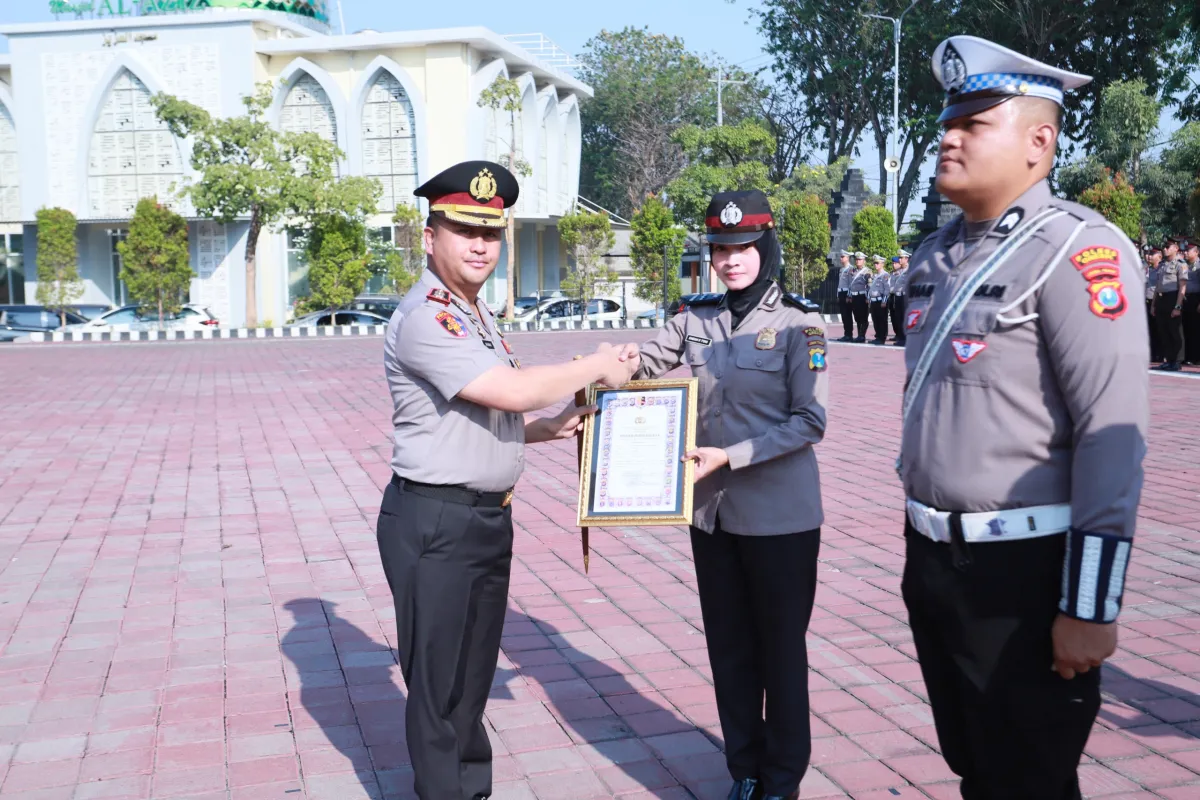 Lima Personel Polres Gresik Raih Penghargaan atas Prestasi Pelayanan Prima Tingkat Nasional