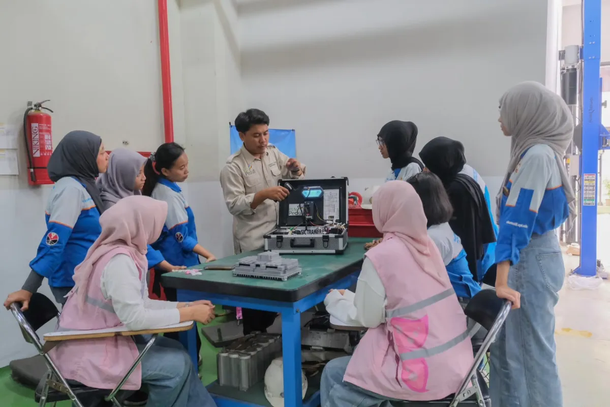 Momentum HPN, Srikandi PLN Ajak Generasi Muda Kenal Lebih Dekat Dunia Energi melalui Program Srikandi Goes to School