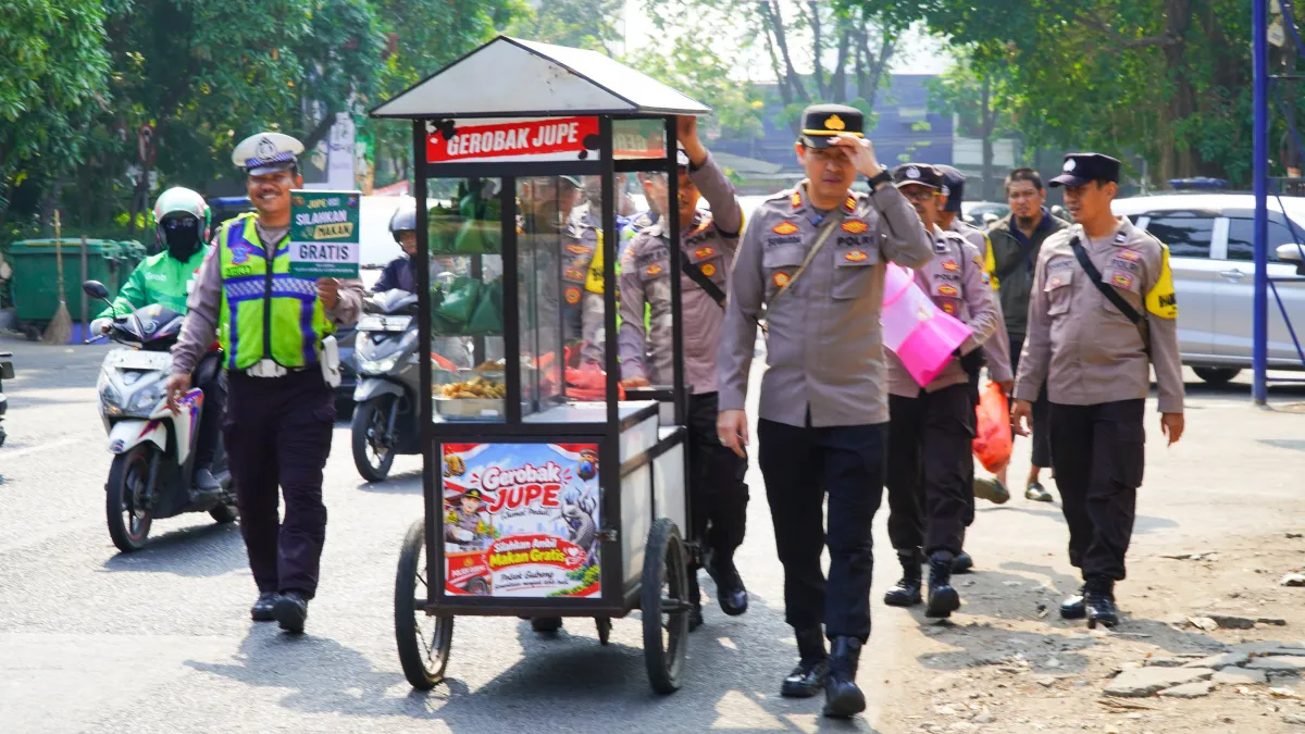 Aksi Inovatif Polsek Gubeng Hadirkan Gerobak JUPE, Bagikan 150 Paket Nasi Bungkus Langsung Dipinggir Jalan