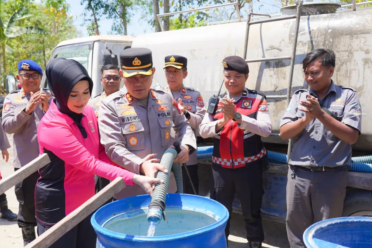 Kekeringan Meluas, Polres Bangkalan Distribusikan 48.000 Liter Air Bersih di 2 Kecamatan Krisis Air