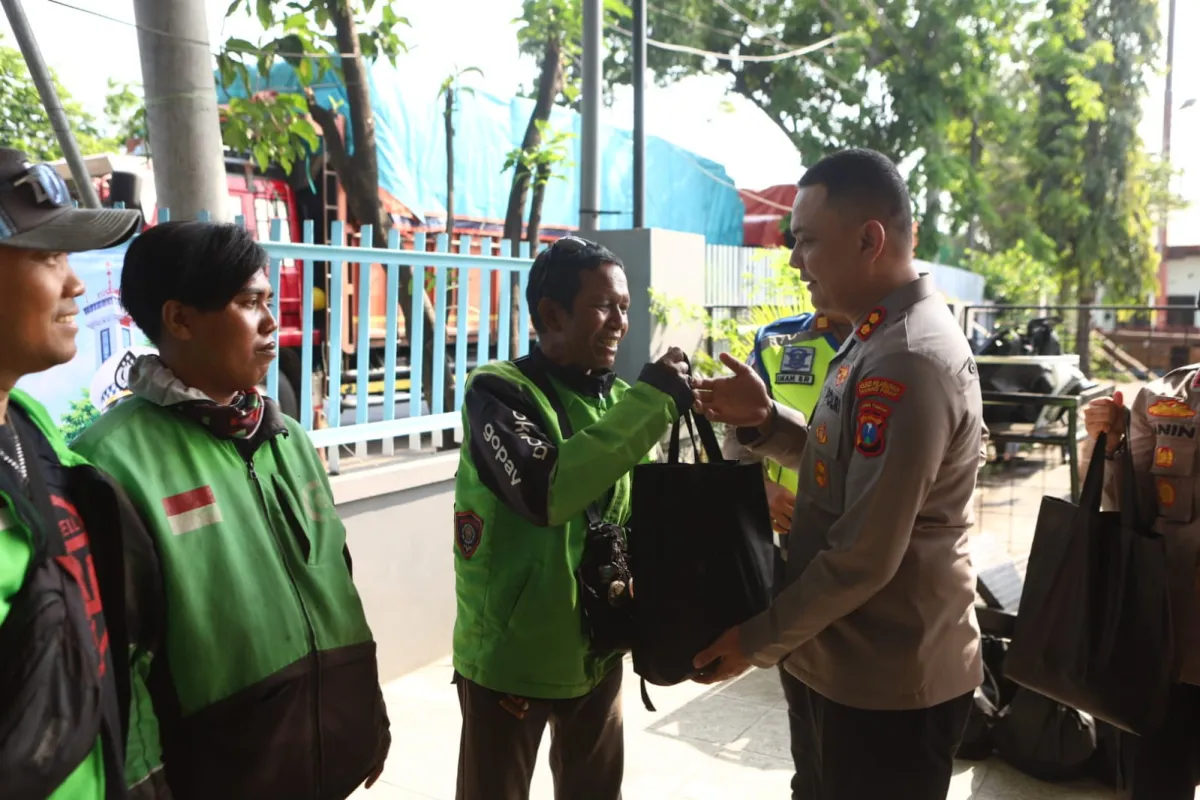 Sambut HUT Lalu Lintas ke-71, Polres Pelabuhan Tanjung Perak Salurkan Bansos dan Rangkul Komunitas Ojol