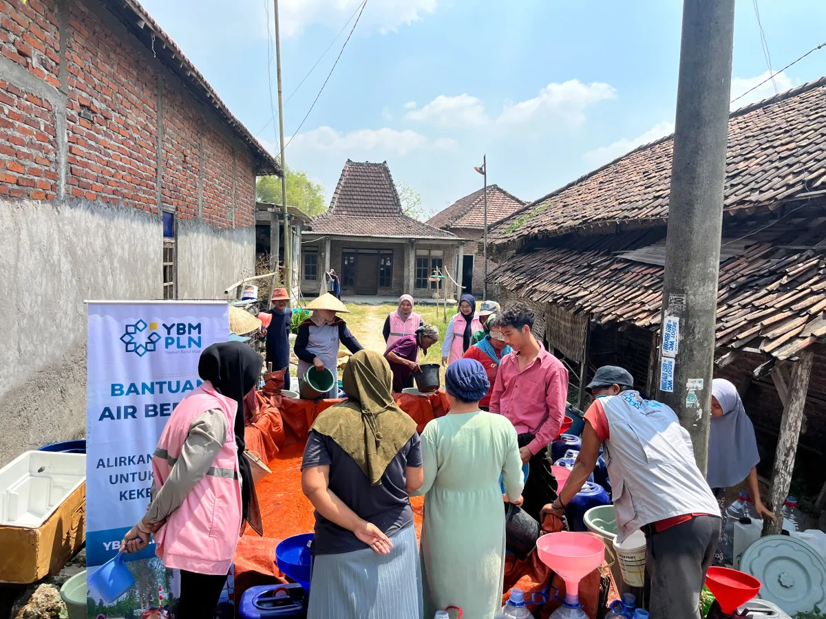 Di Tengah Kekeringan, YBM PLN UIP JBTB dan Srikandi PLN Salurkan 40 Ribu Liter Air untuk Warga Lamongan