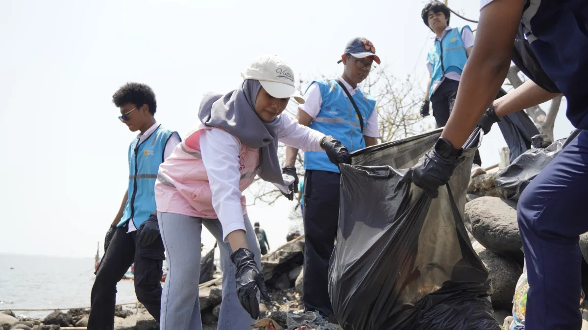 Srikandi PLN Icon Plus Jatim Bersama Warga Jaga Lingkungan Pesisir Kampung Nelayan Kalibun