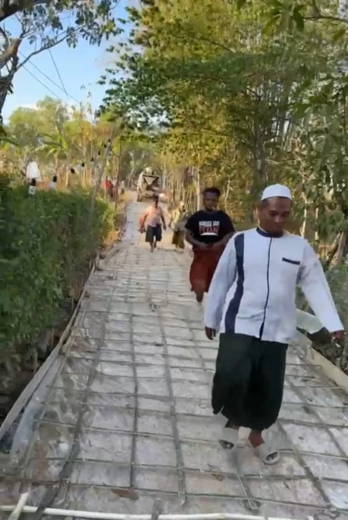 Semangat Gotong Royong, Swadaya Masyarakat Bangun Jalan Dusun Kloykoi Desa Daleman Sampang Madura