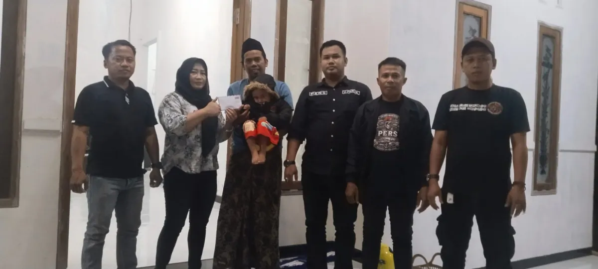 Wujud Kepedulian, Gabungan 12 Media Jenguk Anak Azis Pimpinan Liputan77.com yang Sakit