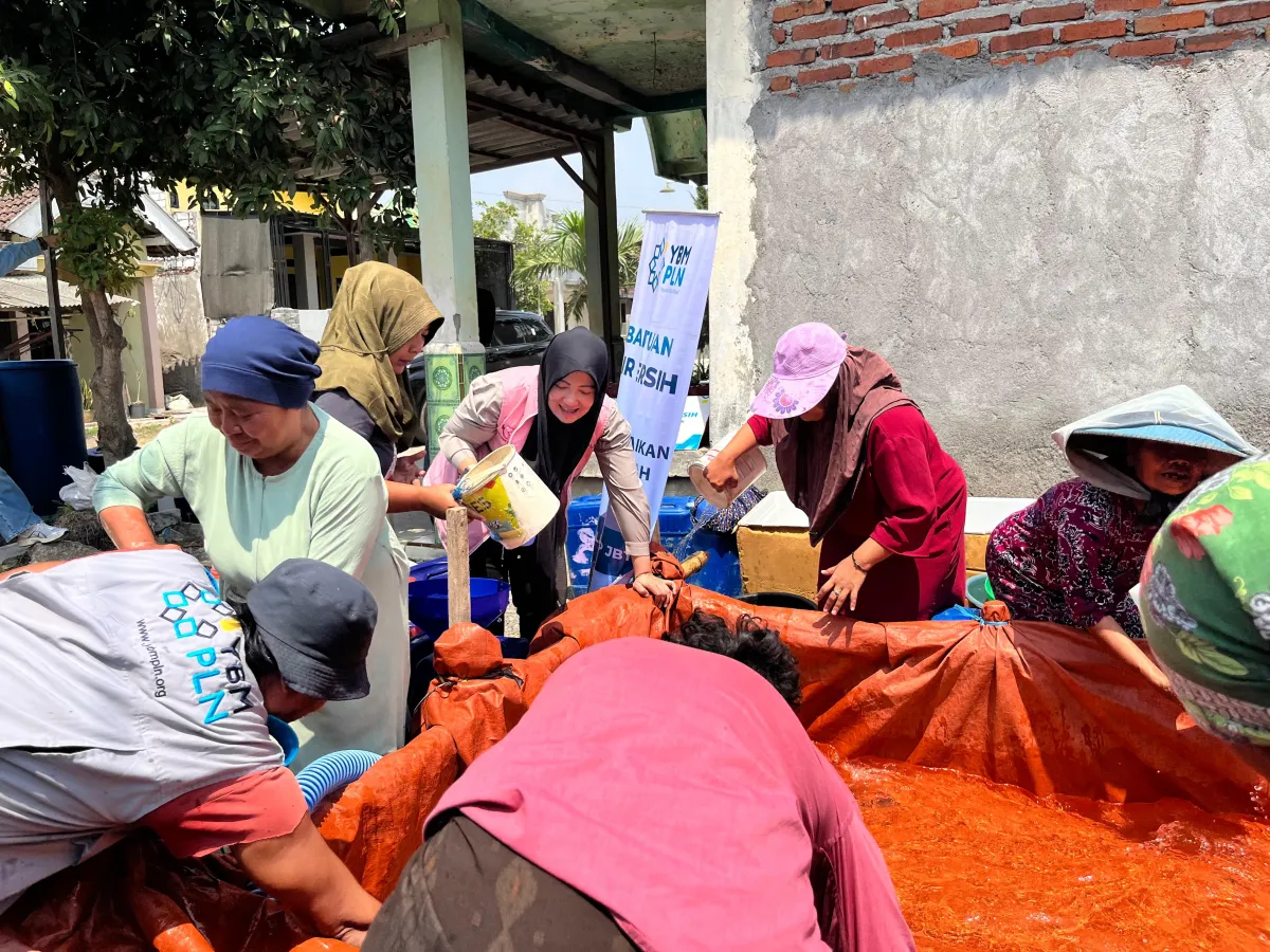 Peduli Warga Terdampak El Nino, PLN UIP JBTB Salurkan Bantuan Air Bersih ke Kedungkumpul Lamongan