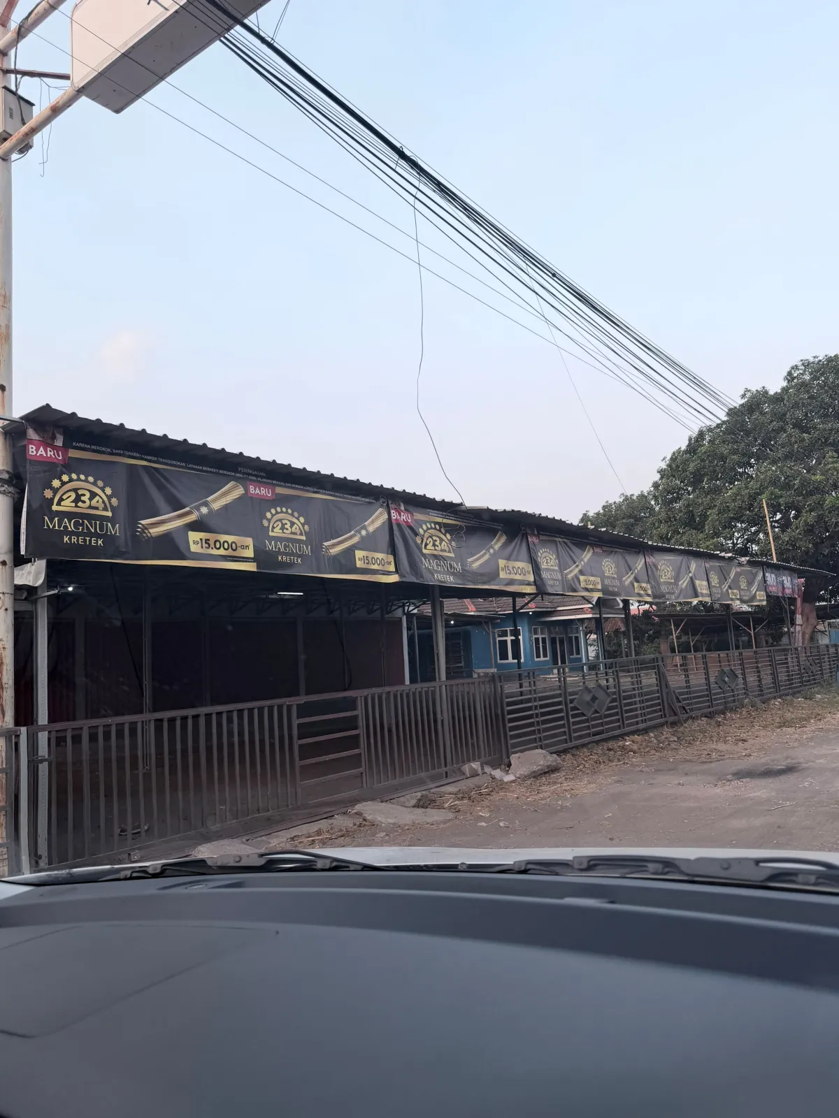 Banner Promosi “Magnum Kretek” Diduga Dipasang Tanpa Persetujuan, Pemilik Toko Siapkan Langkah Hukum