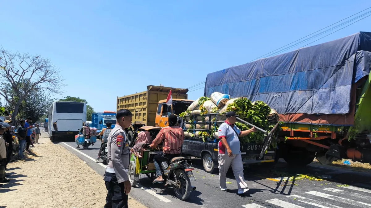 Laka Beruntun Tiga Kendaraan di Camplong, Pengemudi Pickup Alami Luka Berat